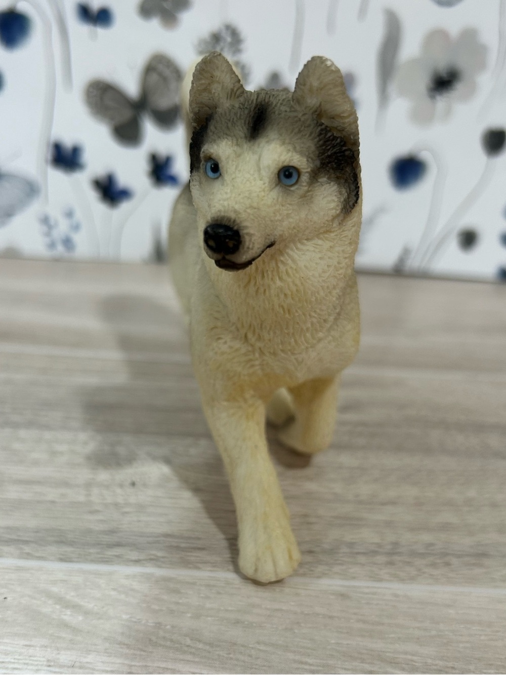 Retired Schleich Female Siberian Husky Dog Figurine #16835